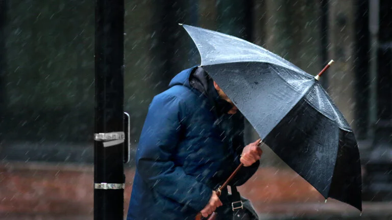 Καιρός: Βουτιά της θερμοκρασίας με βροχές, καταιγίδες και ισχυρούς βοριάδες σήμερα