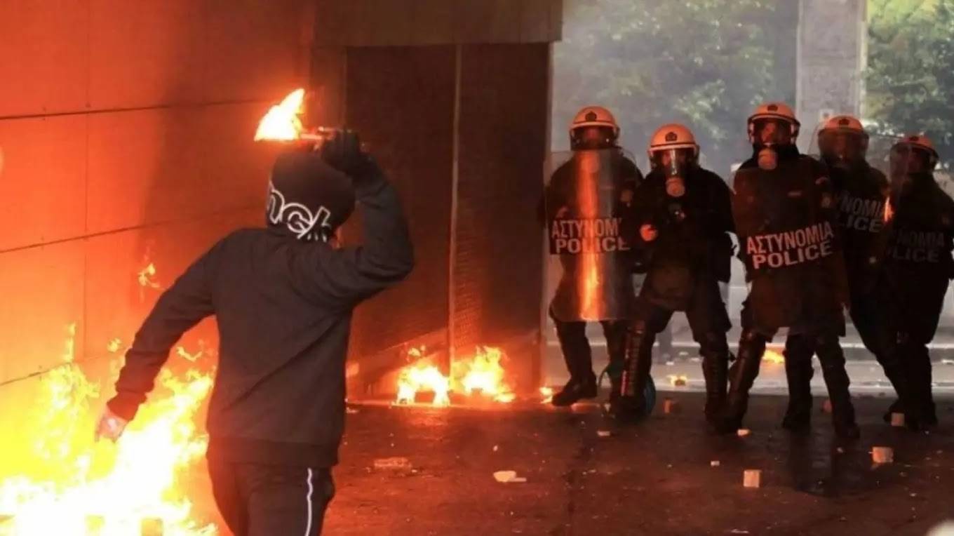 Επίθεση με μολότοφ τα ξημερώματα εναντίον αστυνομικών στα Εξάρχεια – 14 προσαγωγές