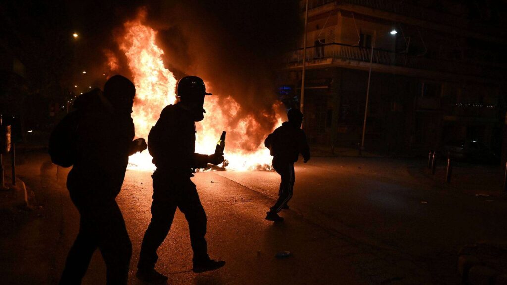 Επίθεση με μολότοφ κατά αστυνομικών της ομάδας ΔΙ.ΑΣ. στα Εξάρχεια