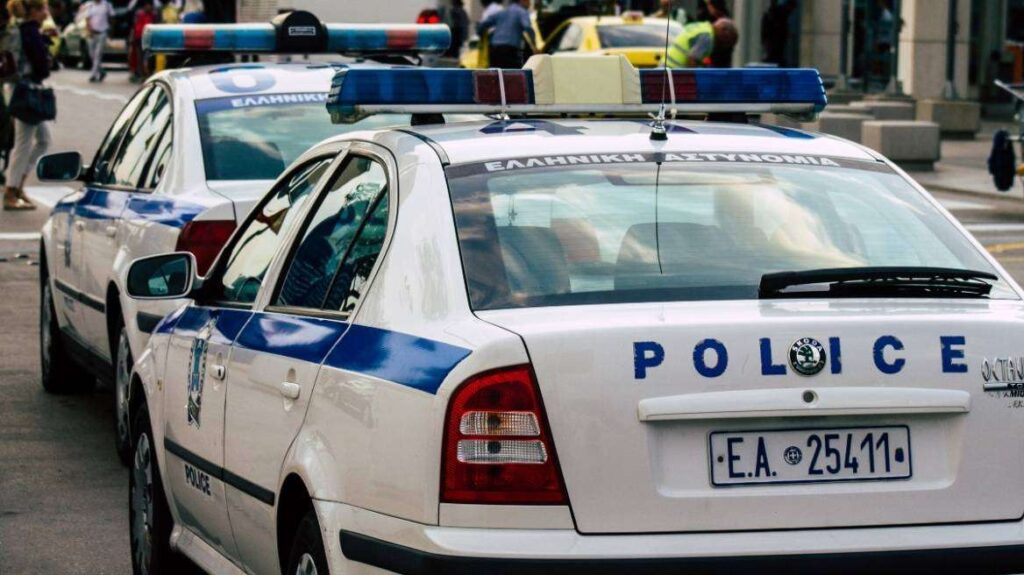 καταδίωξη στην Κηφισιά: Κλεμμένο όχημα προσέκρουσε σε κολόνα