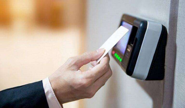 Ξεκινά η πιλοτική εφαρμογή της ψηφιακής κάρτας εργασίας σε τουρισμό και εστίαση