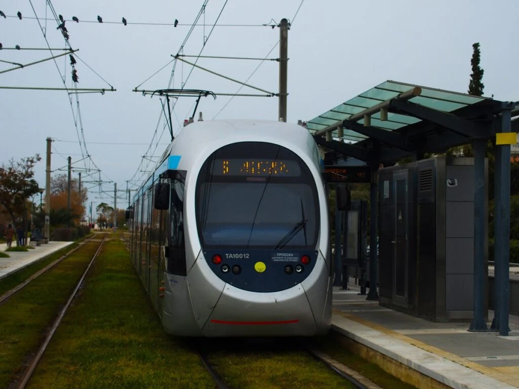 Διακόπηκαν τα δρομολόγια του Τραμ από Αθήνα προς Φάληρο – Έχει τραυματιστεί ανήλικος με πατίνι