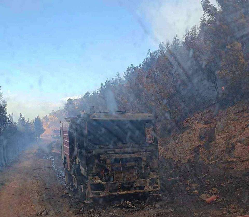 Κορινθία: Εχει ξεφύγει η φωτιά στο Ξυλόκαστρο – Τιτάνια μάχη με τις φλόγες – Εγκλωβίστηκε και κάηκε πυροσβεστικό όχημα