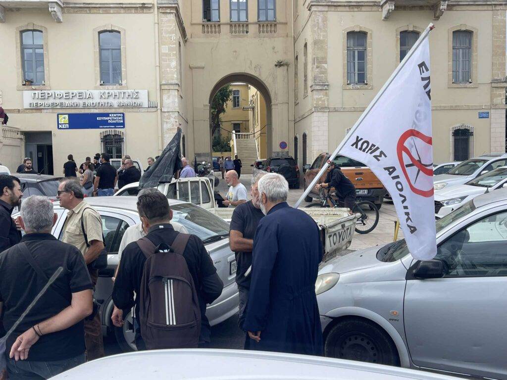 Χανιά: Μεγάλη κινητοποίηση κατοίκων και φορέων – Εναντιώνονται στους πυλώνες υψηλής τάσης και τις ανεμογεννήτριες στα βουνά