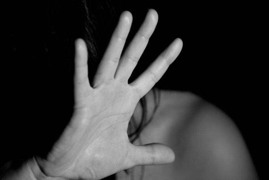 Σοκάρει η καταγγελία 27χρονης που έμεινε έγκυος μετά από βιασμό από 44χρονο εικαστικό