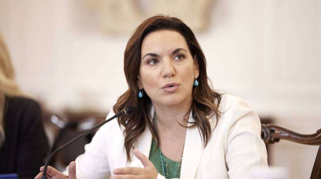 Πανάκριβα τα γούστα της υπουργού που πληρώνει ο Έλληνας φορολογούμενος- «Παλατάκι» έκανε το γραφείο της, η Κεφαλογιάννη // Δείτε πόσο κόστισε