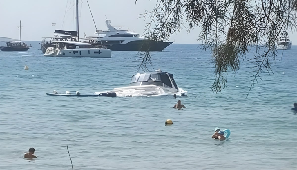 Βουλιαγμένη: Η στιγμή που σκάφος βυθίζεται δίπλα σε λουόμενους σε παραλία (Video)