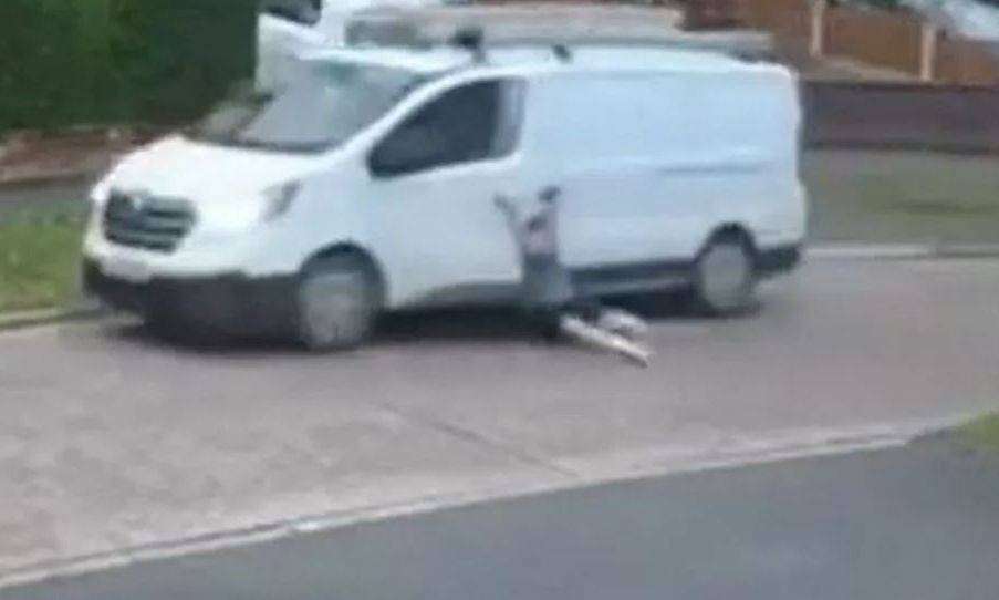 Του έκλεψε το βανάκι και τον έσυρε για δεκάδες μέτρα στην άσφαλτο