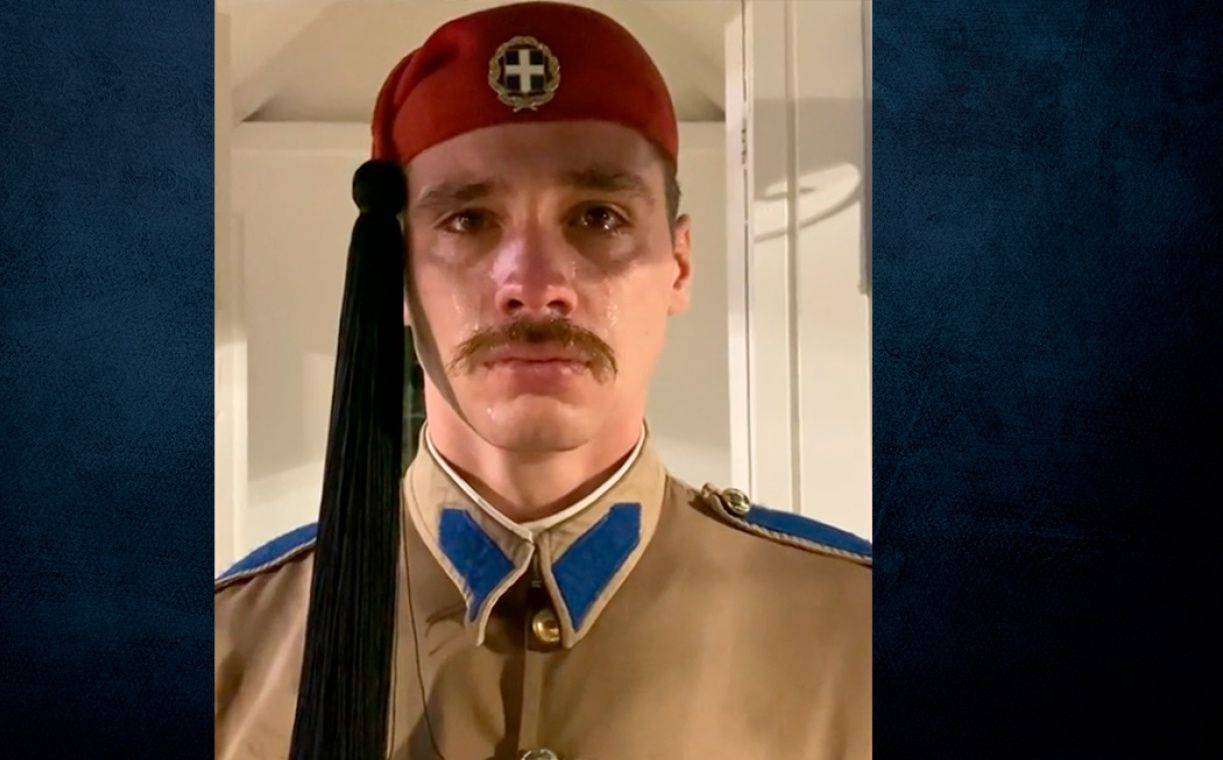 Ο Εύζωνας μας που συγκίνησε το πανελλήνιο - Δάκρυσε στην τελευταία του υπηρεσία στην Προεδρική Φρουρά (video)