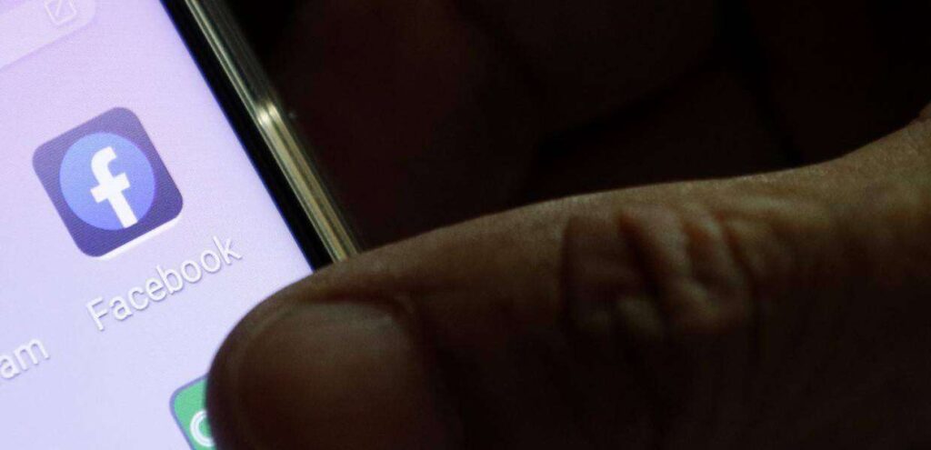 Αληθινή ακόμη μια θεωρία “συνομωσίας”: Το Facebook μας κρυφακούει και διαφημίζει – Διέρρευσε έκθεση που το αποδεικνύει