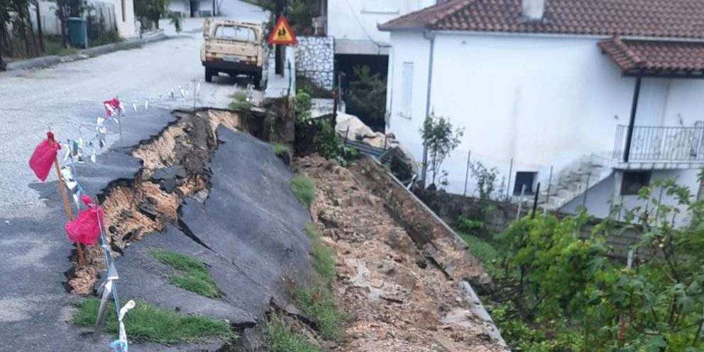 Κακοκαιρία στα Μετέωρα: Πλημμύρες, πτώση βράχων σε δρόμους
