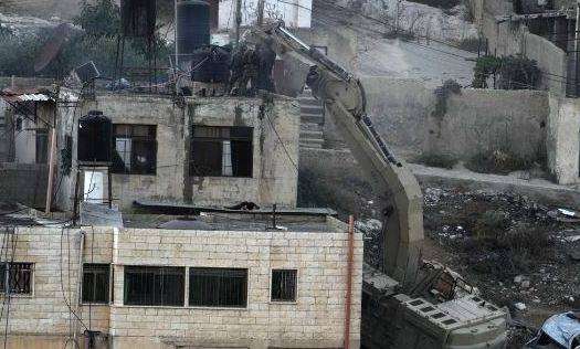 Associated Press: Βίντεο δείχνει Ισραηλινούς στρατιώτες να ρίχνουν πτώματα από στέγες στη Δυτική Όχθη