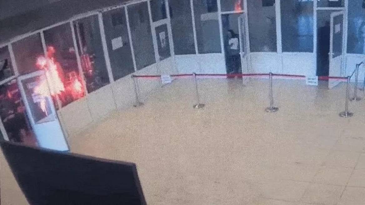 Άγνωστος έβαλε φωτιά στο κτίριο του κοινοβουλίου στο Βουκουρέστι