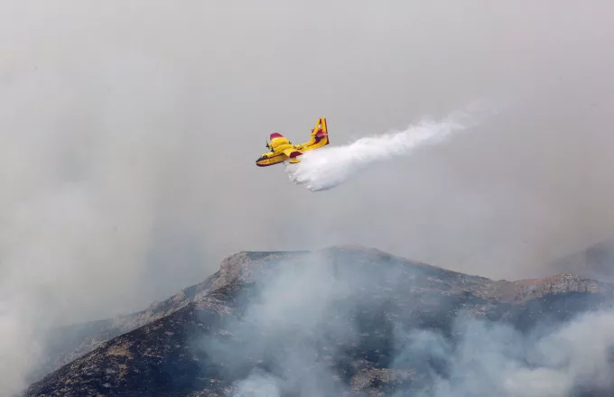 Μεγάλη αναζοπύρωση στη φωτιά στο Ξυλόκαστρο Κορινθίας