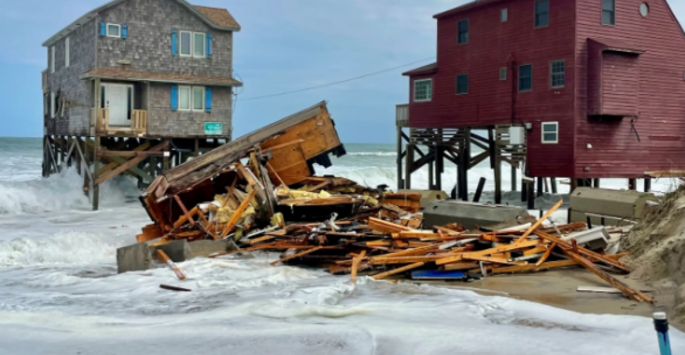 Σπίτι καταρρέει στα νερά του Ατλαντικού (video)