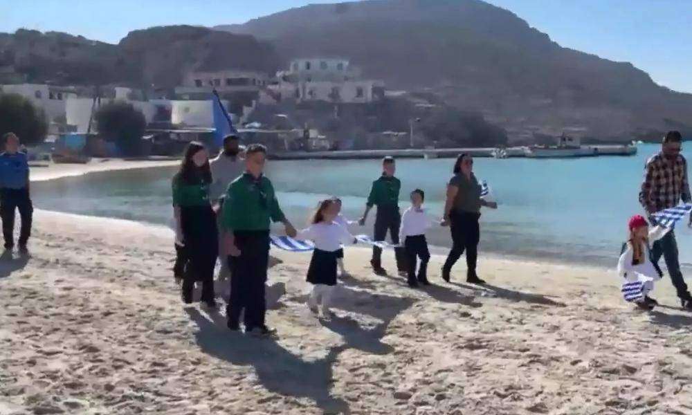 Συγκίνηση προκαλεί η παρέλαση 4 μαθητών στην Ψέριμο μαζί με προσκόπους από την Αθήνα