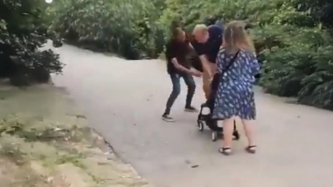 Εξοργιστικό βίντεο με 31χρονο παράνομο μετανάστη να χαστουκίζει μωρό