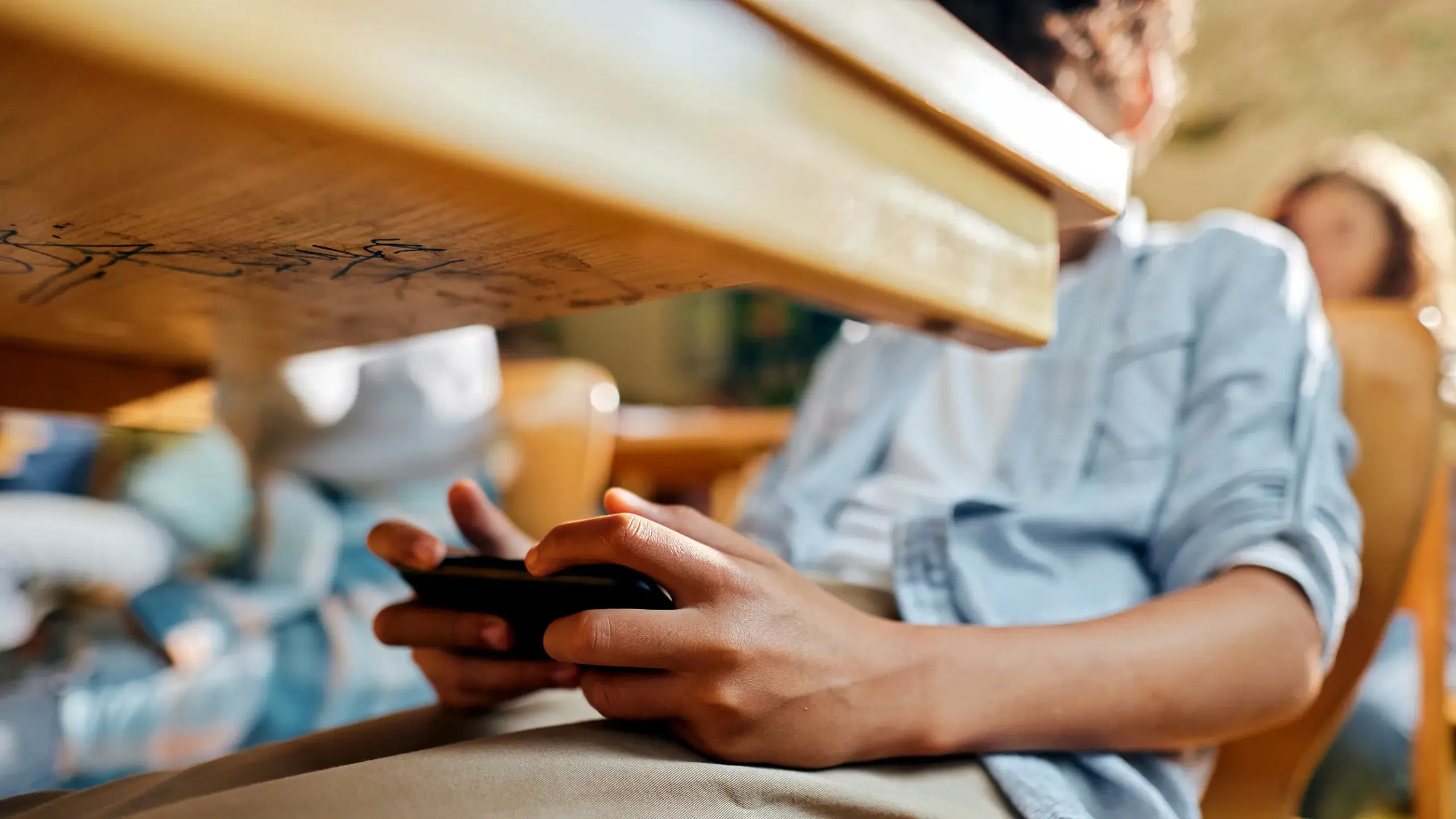 Πάνω από 6.000 αποβολές σε μαθητές για κινητά