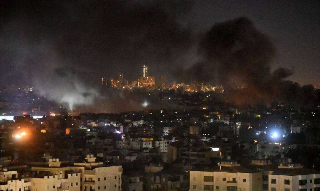 Σφοδροί Ισραηλινοί βομβαρδισμοί στο Λίβανο – Στόχοι τράπεζες που χρηματοδοτούν τη Χεζμπολάχ