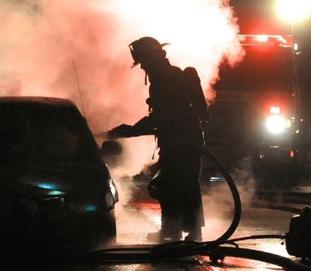 Θεσσαλονίκη: Φωτιά σε αυτοκίνητο σε πυλωτή πολυκατοικίας