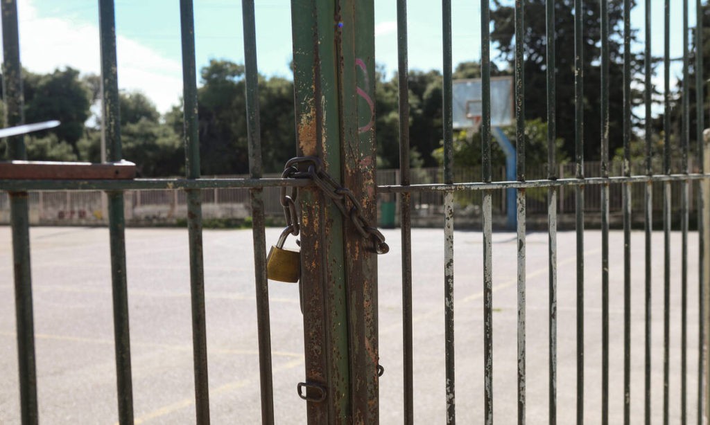 Θεσσαλονίκη: Χειροπέδες σε τρεις ανήλικους για φθορές σε σχολείο κατά τη διάρκεια κατάληψης