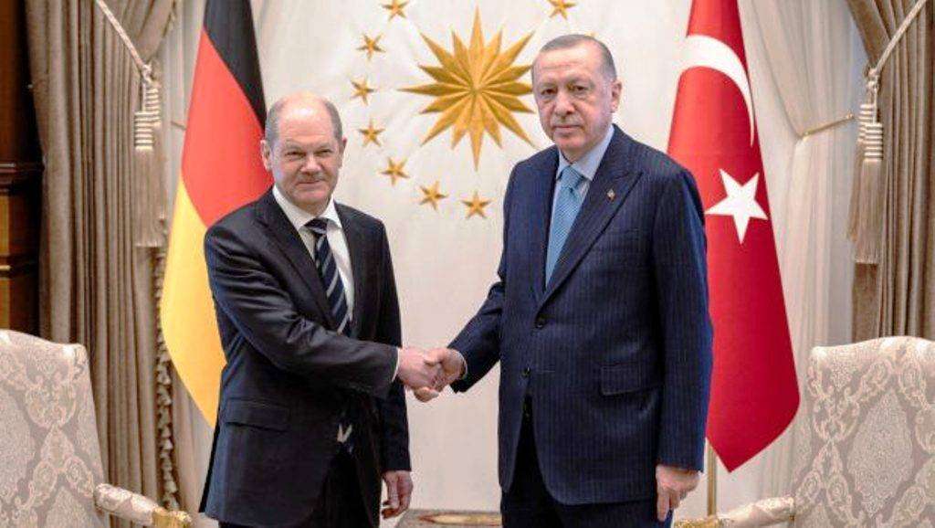 Στην Τουρκία μεταβαίνει ο Γερμανός καγκελάριος Σόλτς για επαφές με το Ερντογάν
