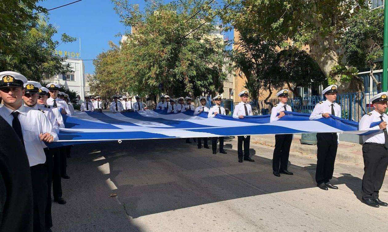 Χίος: Υψώθηκε και φέτος η τεράστια ελληνική σημαία για τον εορτασμό της 28ης Οκτωβρίου