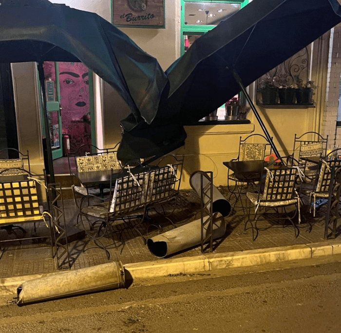 Θεσσαλονίκη: Φουγάρο αποκολλήθηκε από ταράτσα οικοδομής και έπεσε σε τραπεζοκαθίσματα