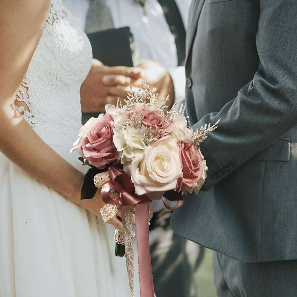 «Πήγαινε ντύσου…εδώ δεν είναι πασαρέλα» - Ιερέας διέκοψε γάμο για τα ρούχα της κουμπάρας