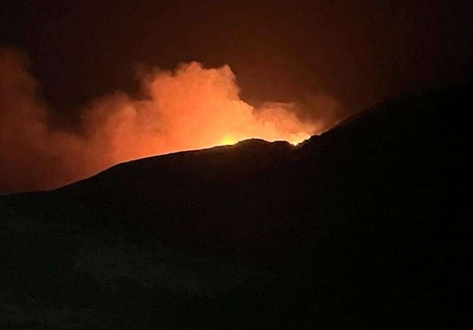 Φωτιά στην Κίμωλο: Δεν υπάρχουν πυροσβέστες στο νησί – Επιχειρούν μόλις τρεις πυροσβέστες από την Μήλο