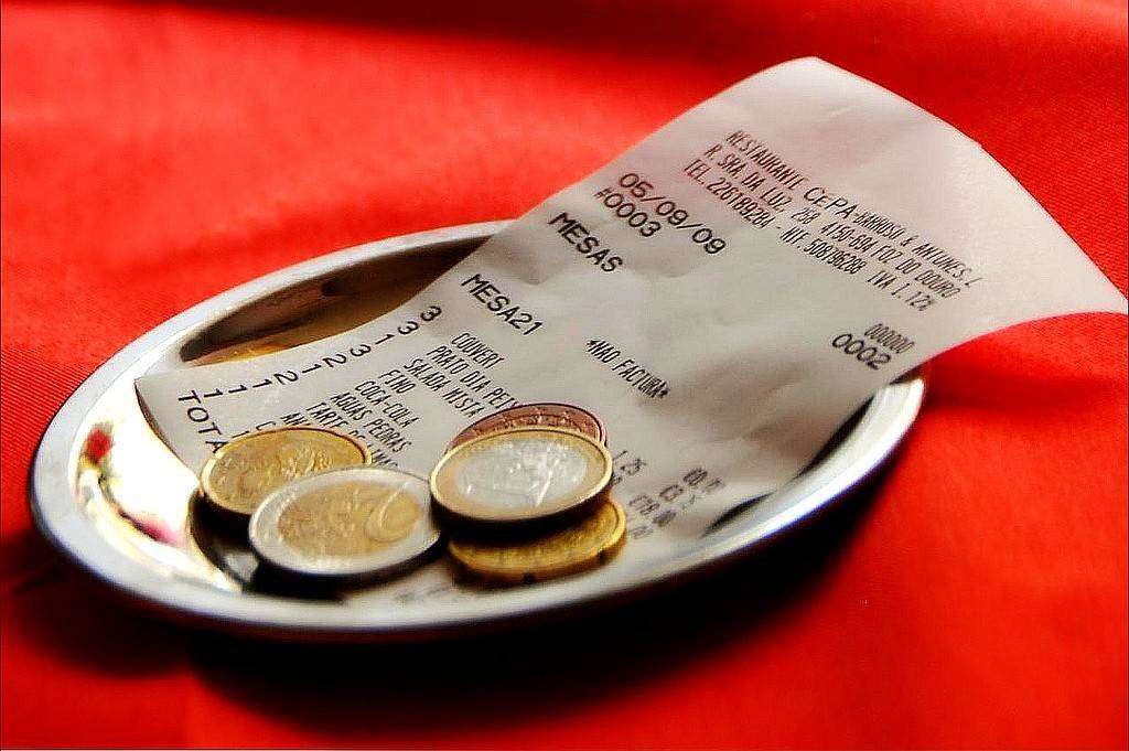 Φόρος στα φιλοδωρήματα: Υπαναχώρηση μετά τις σφοδρές αντιδράσεις