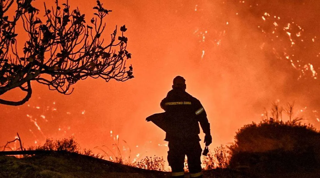 Κορινθία: Ανεξέλεγκτη η πυρκαγιά - 32 χλμ το πύρινο μέτωπο - Καίγεται το βουνό της Ευρωστίνης - 51 αγροτοδασικές πυρκαγιές το τελευταίο 24ωρο