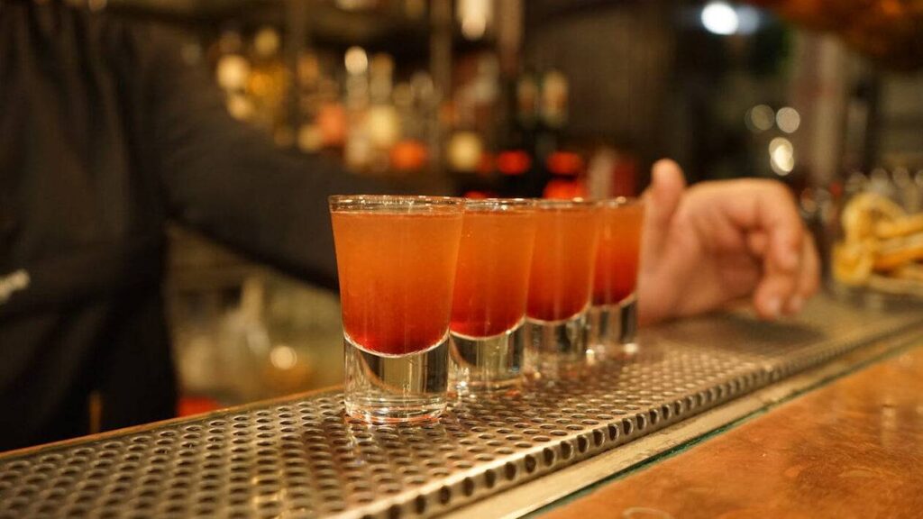 Κρήτη: Barman και τουρίστες ήπιαν σφηνάκια απορρυπαντικού σε ξενοδοχείο – Στη ΜΕΘ δύο άτομα