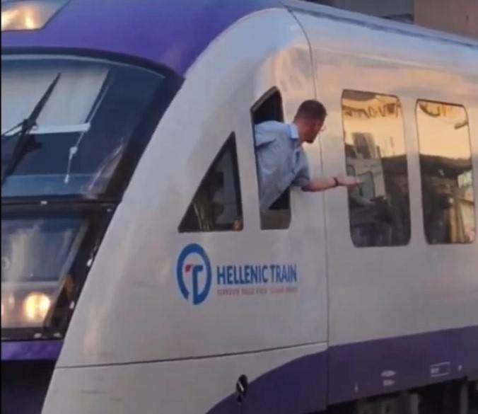 Απολύθηκε ο ελεγκτής σιδηροδρομικής διάβασης που μιλούσε στο κινητό εν ώρα υπηρεσίας, μετά το video που έγινε viral