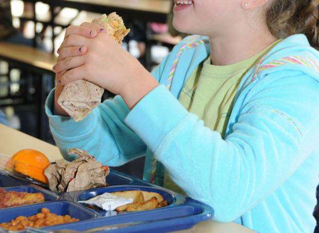 Οργή στη Λαμία: Επιστρέφει στη σίτιση σχολείου η εταιρεία με την τροφική δηλητηρίαση σε μαθητές