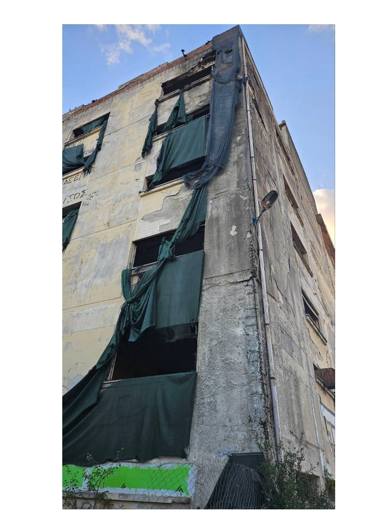 Θεσσαλονίκη: Οργή γονιών για επικίνδυνο κτίριο δίπλα σε δημοτικό σχολείο 