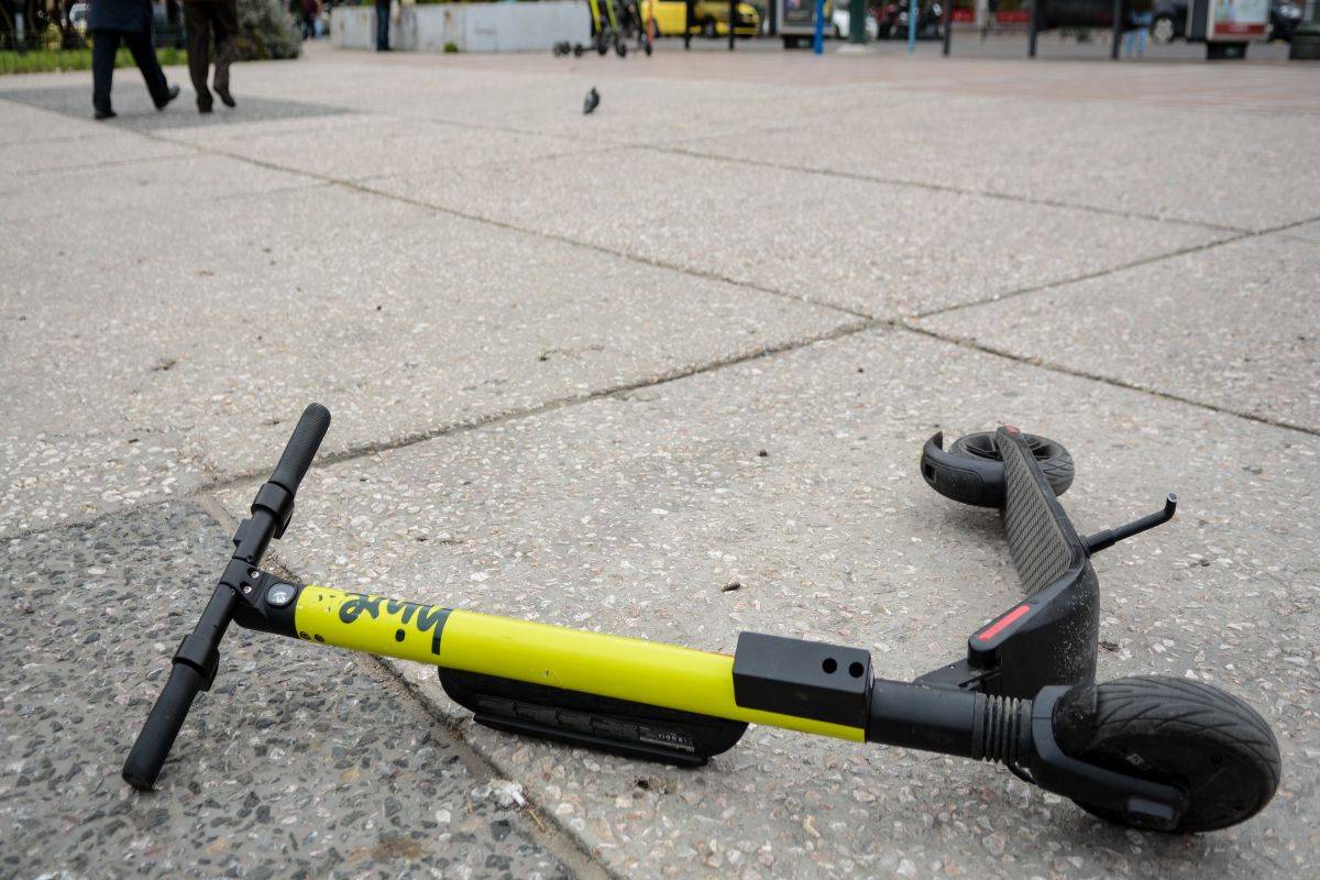 Ένα ακόμη τροχαίο με ηλεκτρικό πατίνι στη Λάρισα – Στο νοσοκομείο δύο νεαρά άτομα