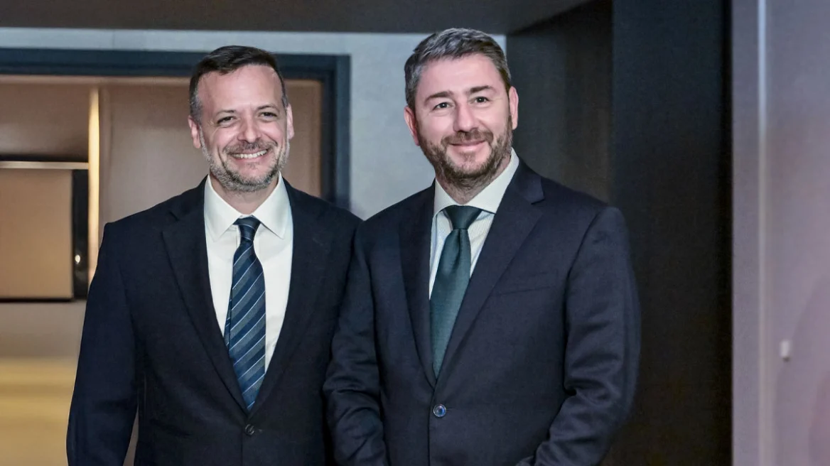 ΠΑΣΟΚ: Συνάντηση Γερουλάνου με τους δύο διεκδικητές της προεδρίας