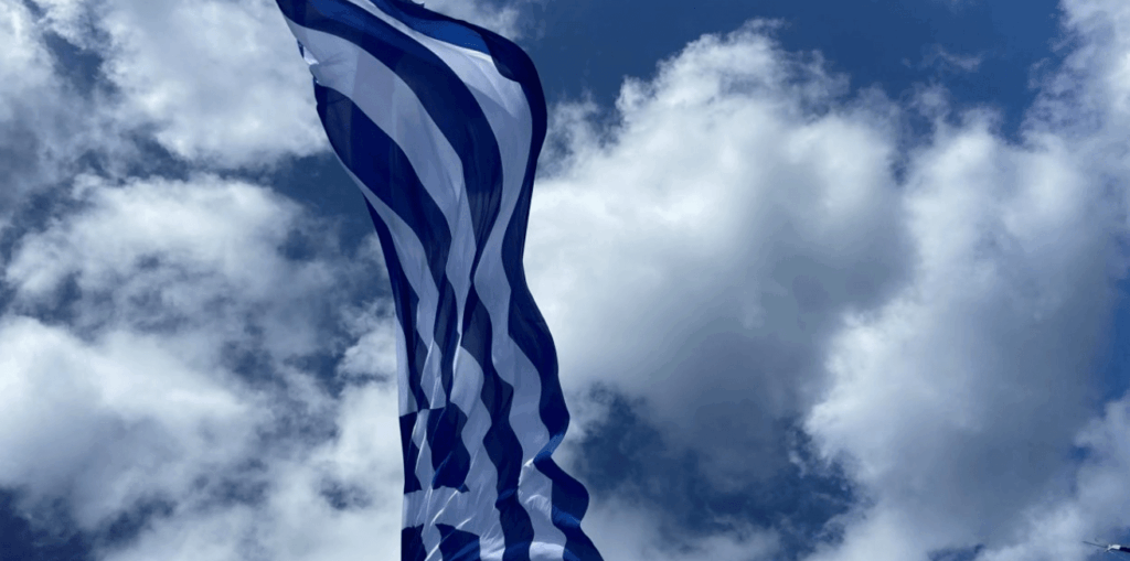 Ηράκλειο: Στον ουρανό της πόλης, ελληνική σημαία 1,5 στρέμμα (ΦΩΤΟ)