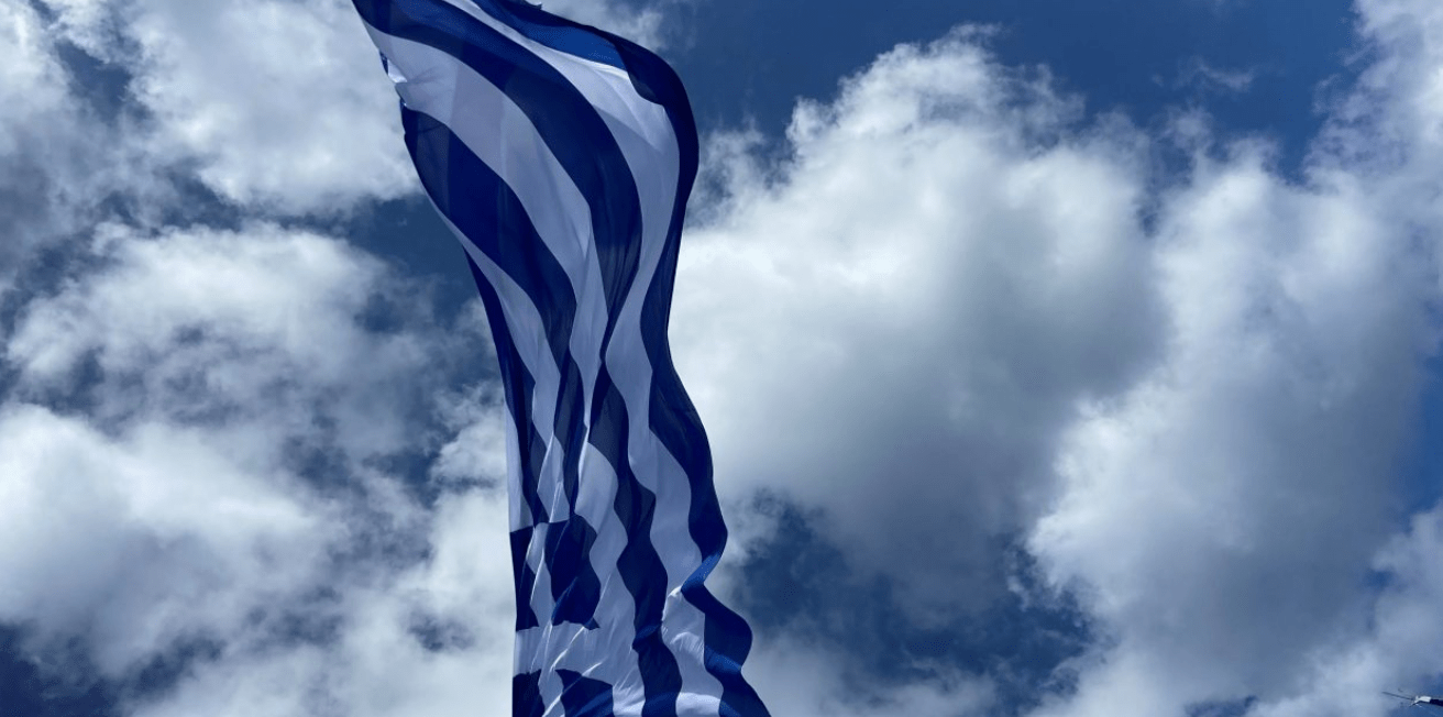 Ηράκλειο: Στον ουρανό της πόλης, ελληνική σημαία 1,5 στρέμμα (ΦΩΤΟ)