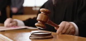 Σε τέσσερις φορές ισόβια καταδικάστηκε ο πρώην αστυνομικός της Βουλής για τη σεξουαλική κακοποίηση των τεσσάρων παιδιών του