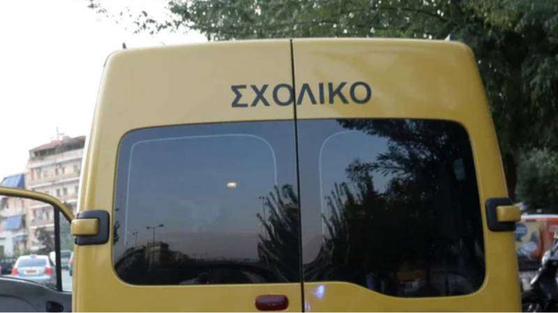 Σχολικό λεωφορείο συγκρούστηκε με ΙΧ και ανετράπη στο Παλαιό Φάληρο