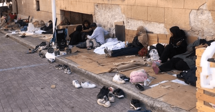 Χαμός στην Ρόδο από καραβιές παράνομων μεταναστών: Το ιστορικό κέντρο μετατράπηκε σε απέραντο «hot-spot» – Περισσότεροι από 700 έστησαν σκηνές σε δρόμους και πάρκα