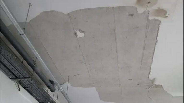 Έπεσαν σοβάδες σε διάδρομο του νοσοκομείου ΚΑΤ – «Θα μπορούσαμε να είχαμε ατύχημα»