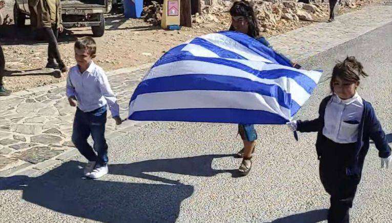 Γαύδος: Συγκίνηση για τους δύο μαθητές δημοτικού που παρέλασαν