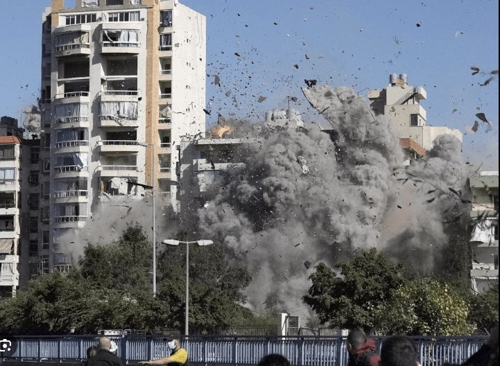 Ανελέητο σφυροκόπημα του Ισραήλ στη Βηρυτό – Βίντεο με τη στιγμή που καταρρέει πολυώροφο κτήριο μετά την πυραυλική επίθεση του Ισραήλ