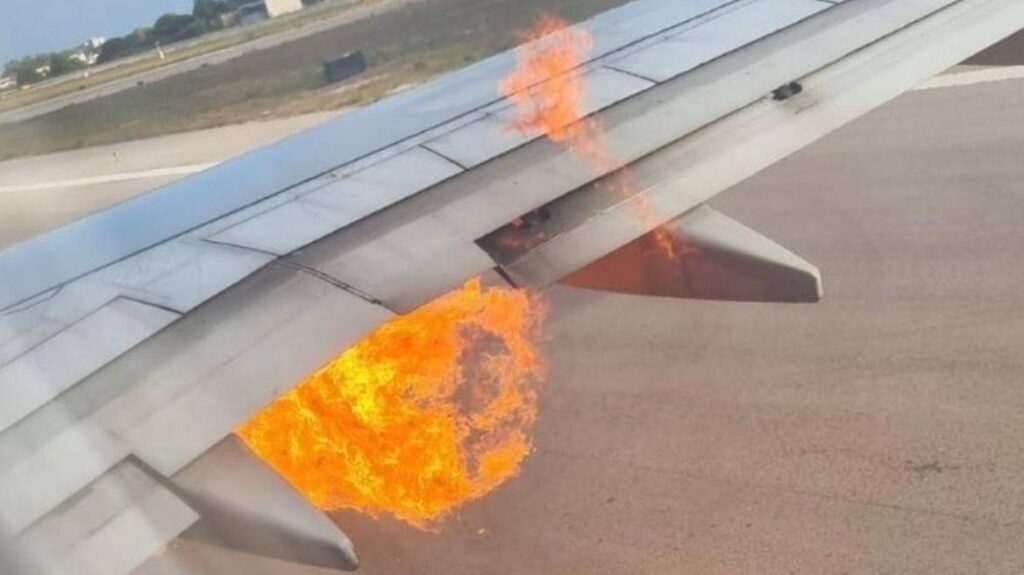 Τρόμος για 200 επιβάτες αεροπλάνου  – Έπιασε φωτιά ο κινητήρας και αναγκάστηκαν να το εκκενώσουν