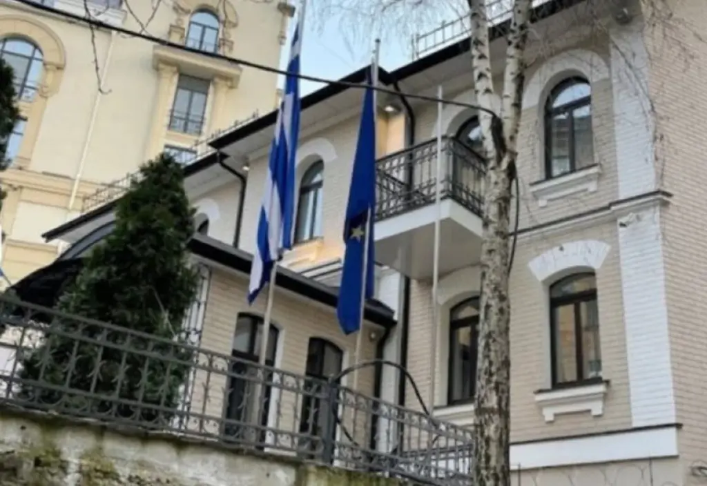 Ουκρανία: Κλείνει η ελληνική πρεσβεία στο Κίεβο – «Να αποφεύγετε μετακινήσεις και παραμένετε σε ασφαλείς χώρους» αναφέρει