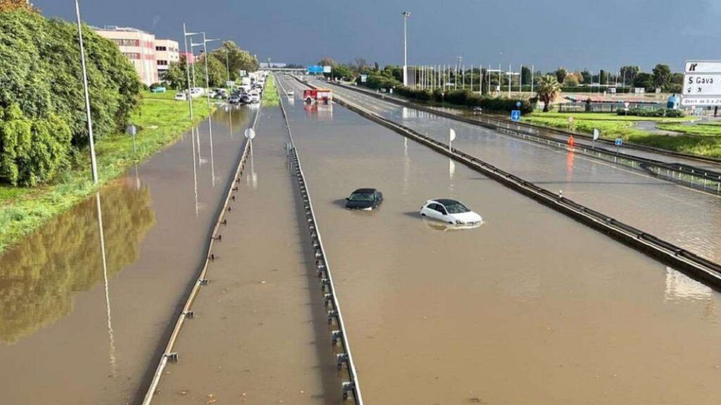 Ισπανία: Σε κατάσταση εκτάκτου ανάγκης και η Βαρκελώνη – Πλημμύρισαν οι δρόμοι και το αεροδρόμιο