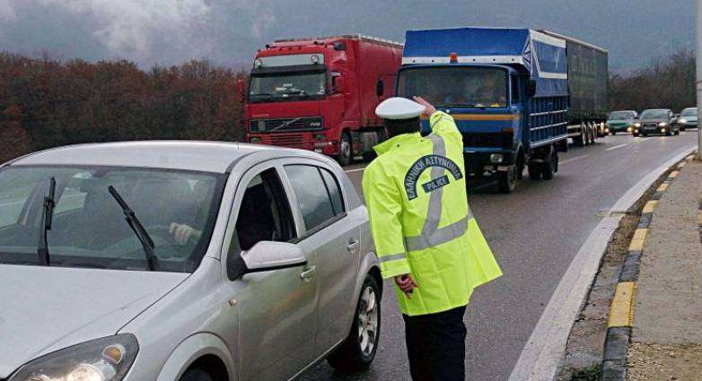 Θεσσαλονίκη: Νταλίκα “δίπλωσε” στην ΠΑΘΕ – Εκτροπή των οχημάτων μέσω των δρόμων προς Ευζώνους και Σίνδο